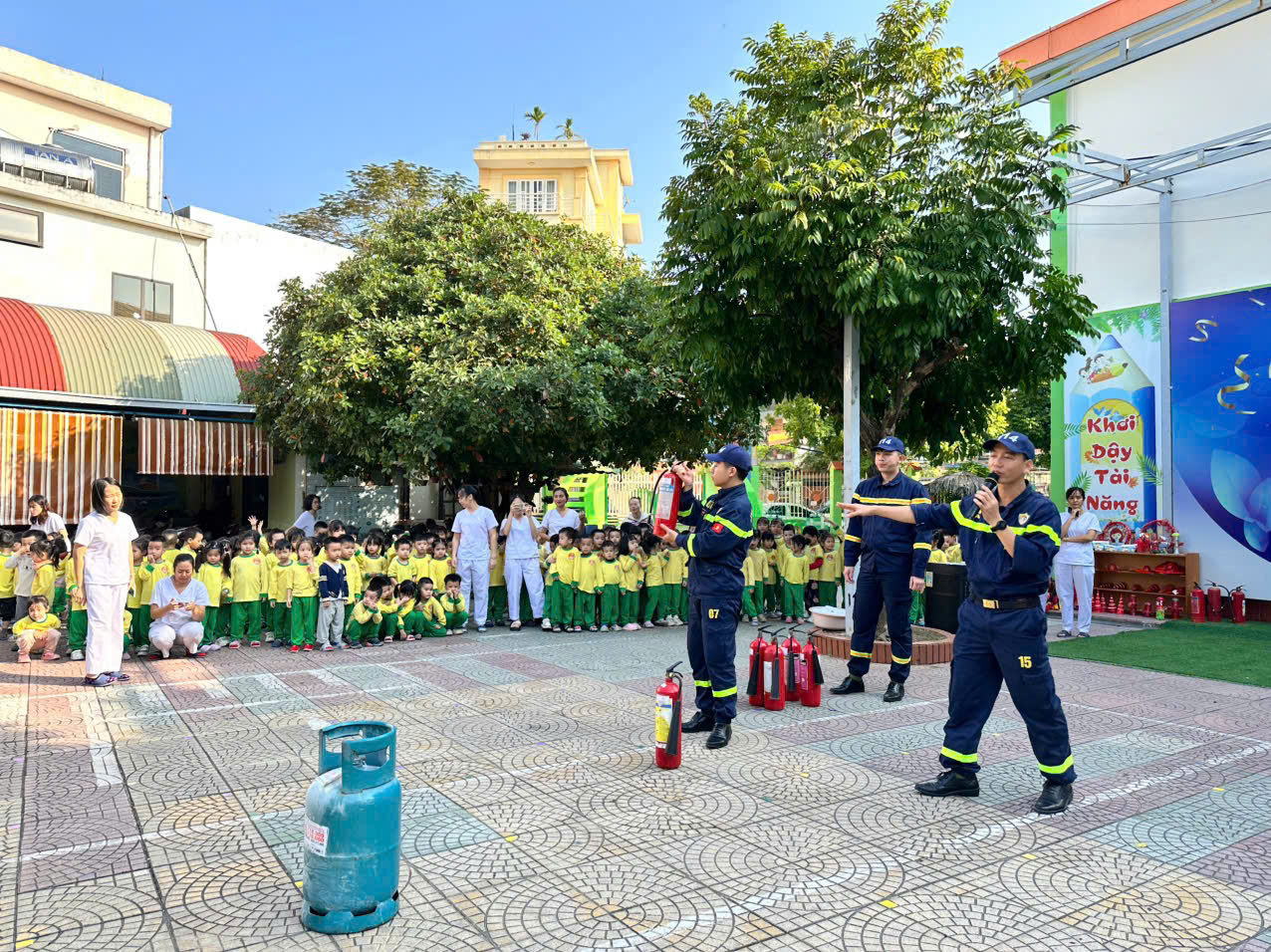 Đội Chữa cháy và CNCH khu vực 1: Tuyên truyền PCCC và CNCH tại trường mầm non Hoa Cúc (phường An Biên)